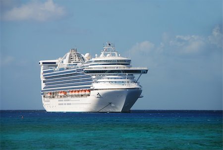 Modern white ocean liner on the horizon Stock Photo - Budget Royalty-Free & Subscription, Code: 400-04380781