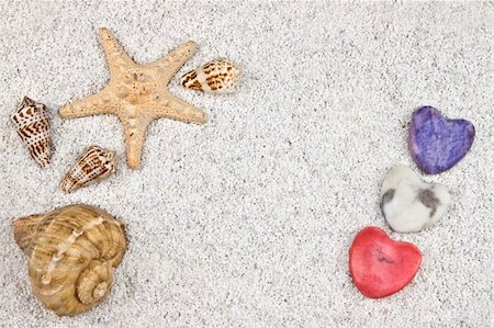 simsearch:400-04638537,k - a seastar and several shells in white sand with three hearts Photographie de stock - Aubaine LD & Abonnement, Code: 400-04380823