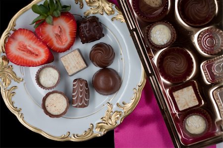 simsearch:400-04295091,k - pralines decorated with a strawberry on a plate and a box of chocolates Photographie de stock - Aubaine LD & Abonnement, Code: 400-04381629