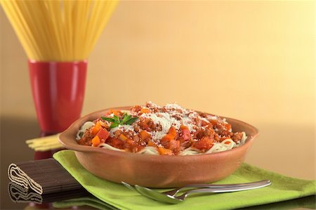 simsearch:400-04532905,k - Spaghetti bolognaise made with minced meat, tomato, onion and carrot, topped with grated cheese and garnished with a fresh oregano leaf (Selective Focus, Focus on the oregano leaves on the spaghetti) Photographie de stock - Aubaine LD & Abonnement, Code: 400-04381967