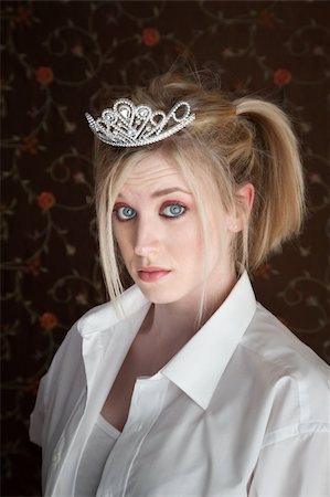 Serious gorgeous woman with tiara and crinkled forehead Fotografie stock - Microstock e Abbonamento, Codice: 400-04382071