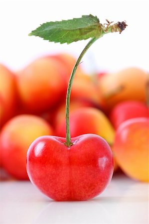 simsearch:400-04266671,k - Fresh ripe cherries isolated on white background Foto de stock - Super Valor sin royalties y Suscripción, Código: 400-04382406