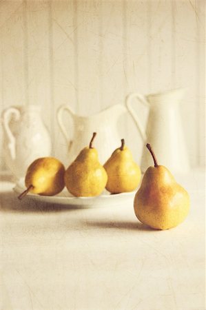 sandralise (artist) - Fresh pears on old wooden table with vintage feeling Foto de stock - Super Valor sin royalties y Suscripción, Código: 400-04382403