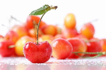 simsearch:400-06921455,k - Sweet cherries with droplets isolated on white background Foto de stock - Super Valor sin royalties y Suscripción, Código: 400-04382443