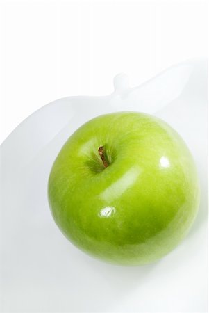 simsearch:400-04287445,k - green apple on a apple shaped dish over white Stockbilder - Microstock & Abonnement, Bildnummer: 400-04383202