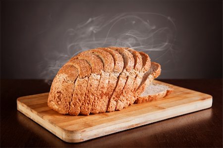 Fresh sliced bread with smoke, studio shot Photographie de stock - Aubaine LD & Abonnement, Code: 400-04383219