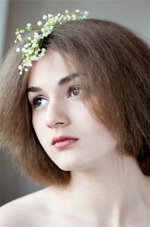 simsearch:400-04763033,k - Romantic portrait of young beautiful girl with natural makeup and flowers Photographie de stock - Aubaine LD & Abonnement, Code: 400-04383440