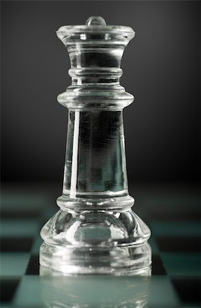 simsearch:400-04398586,k - glass chess queen is standing on board in dark Foto de stock - Royalty-Free Super Valor e Assinatura, Número: 400-04383940