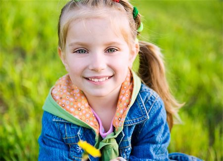 spring landscape kids - Cute little girl  on the meadow in spring day Foto de stock - Super Valor sin royalties y Suscripción, Código: 400-04394995