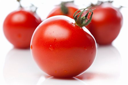 simsearch:400-04753423,k - Red tomatoes on a white background Photographie de stock - Aubaine LD & Abonnement, Code: 400-04396240