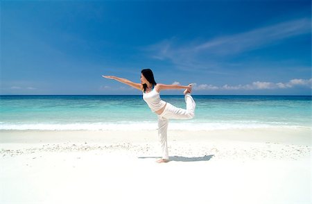 simsearch:400-05679259,k - Woman practising Yoga (Warrior Position) on the beach. Foto de stock - Super Valor sin royalties y Suscripción, Código: 400-04397097