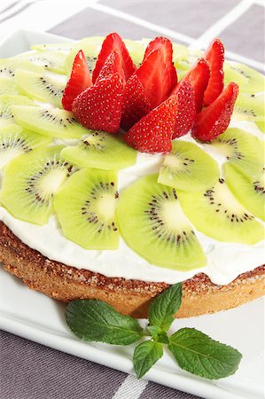 sponge cake with the cream of kiwi and the strawberries Fotografie stock - Microstock e Abbonamento, Codice: 400-04397352
