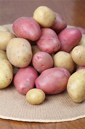 Red and white organic potatoes on a straw mat. Shallow dof Stock Photo - Budget Royalty-Free & Subscription, Code: 400-04397453