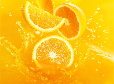 Fresh oranges falling in juice with lot of huge splashes Photographie de stock - Aubaine LD & Abonnement, Code: 400-04398163