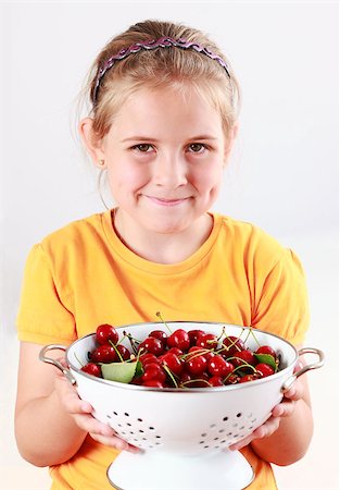 simsearch:400-04286908,k - Cute child holding a bowl of fresh cherries Stock Photo - Budget Royalty-Free & Subscription, Code: 400-04398368