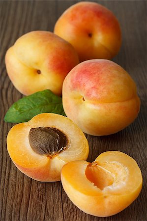 fruit stone - Fresh apricot with leaf  on a wooden board. Foto de stock - Super Valor sin royalties y Suscripción, Código: 400-04398375