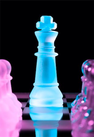 simsearch:400-04398584,k - blue queen and rows of purple glass chess pawns is standing on board in dark Fotografie stock - Microstock e Abbonamento, Codice: 400-04398578