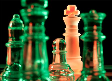 simsearch:400-04398584,k - red and green glass chess pieces is standing on board in dark Fotografie stock - Microstock e Abbonamento, Codice: 400-04398580