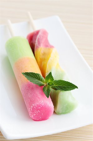 simsearch:400-05279533,k - fruit ice with the mint on the plate Foto de stock - Super Valor sin royalties y Suscripción, Código: 400-04399442