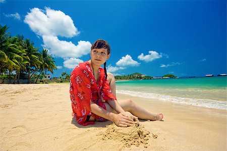 beautiful girl enjoying the sandy beach on sunny day Photographie de stock - Aubaine LD & Abonnement, Code: 400-04399485