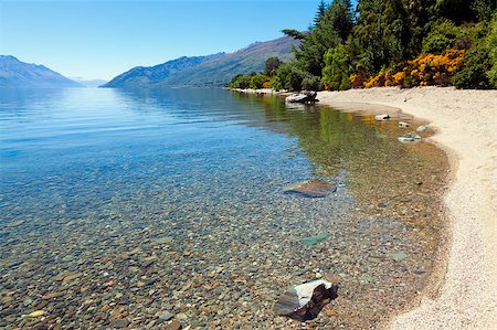 View of the clear waters and mountains at lake Wakatipu, New Zealand Fotografie stock - Microstock e Abbonamento, Codice: 400-04399549