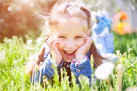 cute little girl smiling in a park close-up Photographie de stock - Aubaine LD & Abonnement, Code: 400-04390386