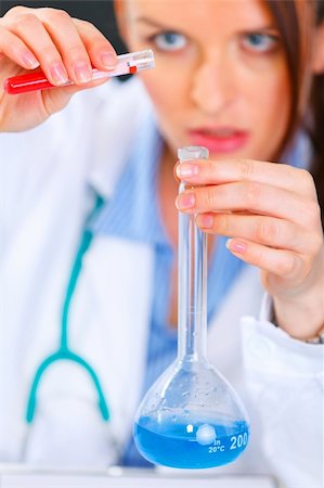 simsearch:400-07099889,k - Medical doctor woman conducting tests in laboratory. Closeup. Stock Photo - Budget Royalty-Free & Subscription, Code: 400-04390414