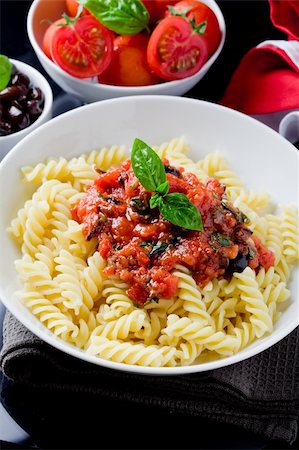 photo of delicious italian pasta with tomato sauce and basil Stockbilder - Microstock & Abonnement, Bildnummer: 400-04390556