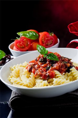 photo of delicious italian pasta with tomato sauce and basil Stockbilder - Microstock & Abonnement, Bildnummer: 400-04390552