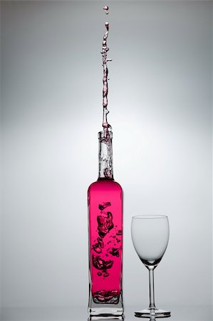 simsearch:614-06624533,k - Liquid splashing from a glass bottle Foto de stock - Super Valor sin royalties y Suscripción, Código: 400-04391234