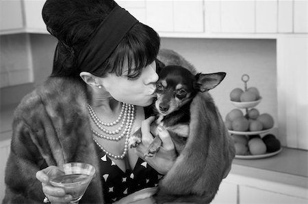 Middle-aged woman in fur coat with martini kisses a Chihuahua dog Photographie de stock - Aubaine LD & Abonnement, Code: 400-04391495