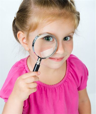 simsearch:400-04399399,k - Beautiful little girl looking through a magnifying glass Foto de stock - Super Valor sin royalties y Suscripción, Código: 400-04392523