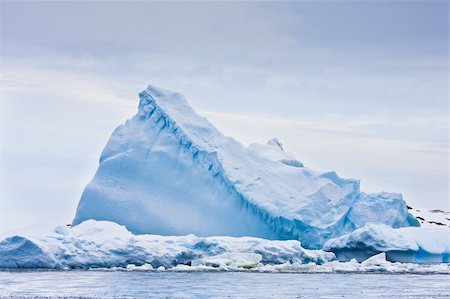 simsearch:400-04900459,k - Huge iceberg in the snow in Antarctica Stockbilder - Microstock & Abonnement, Bildnummer: 400-04392824