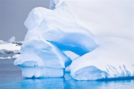 simsearch:400-05383454,k - Antarctic iceberg in the snow in ocean Foto de stock - Royalty-Free Super Valor e Assinatura, Número: 400-04392822