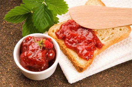 simsearch:400-05345418,k - Wild strawberry jam with toast Photographie de stock - Aubaine LD & Abonnement, Code: 400-04393165