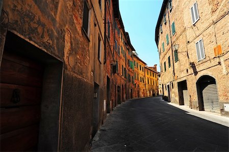 Narrow Alley With Old Buildings In Italian City of Siena Foto de stock - Super Valor sin royalties y Suscripción, Código: 400-04393208