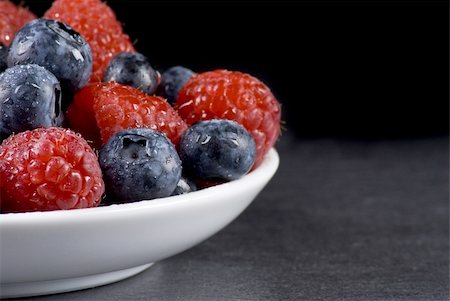 simsearch:400-05079848,k - Plate of fresh blueberries and raspberries on balck background Foto de stock - Super Valor sin royalties y Suscripción, Código: 400-04393406