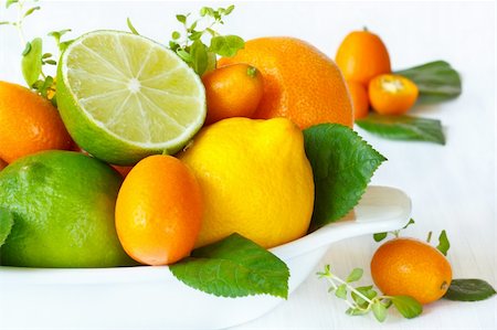 simsearch:825-05986695,k - Fresh citrus fruit with leaves in a white ceramic bowl close-up. Stock Photo - Budget Royalty-Free & Subscription, Code: 400-04393586