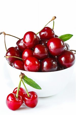 simsearch:400-06855989,k - Sweet cherry in a white ceramic bowl. Photographie de stock - Aubaine LD & Abonnement, Code: 400-04393589