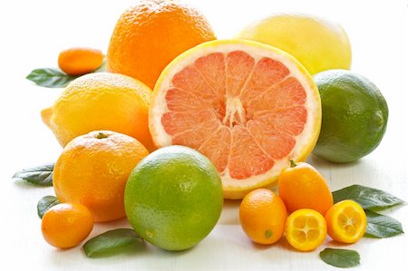 simsearch:400-06098966,k - Fresh citrus fruit with leaves on a white garden board. Stockbilder - Microstock & Abonnement, Bildnummer: 400-04393664