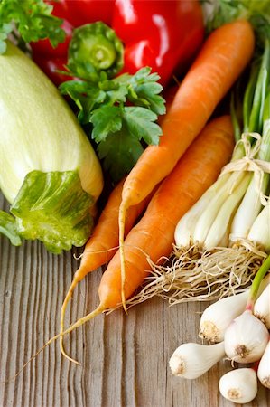 simsearch:400-04393618,k - Fresh garden vegetables on an old wooden board. Foto de stock - Royalty-Free Super Valor e Assinatura, Número: 400-04393676