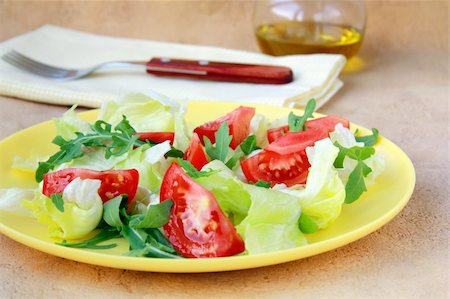 simsearch:400-07894253,k - fresh salad with tomato and arugula, olive oil in the background Photographie de stock - Aubaine LD & Abonnement, Code: 400-04393710