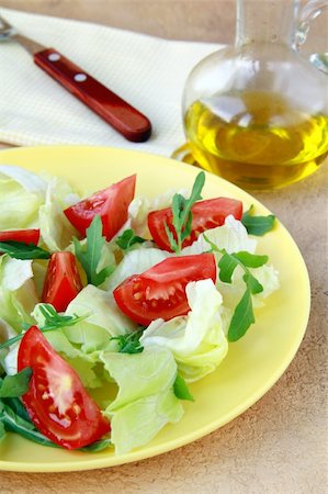 simsearch:400-07894253,k - fresh salad with tomato and arugula, olive oil in the background Photographie de stock - Aubaine LD & Abonnement, Code: 400-04393711