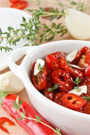 séché (soleil) - Marinated dried tomatoes, garlic, thyme, in a white bowl. Photographie de stock - Aubaine LD & Abonnement, Code: 400-04393768