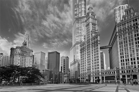 simsearch:400-04423745,k - Image of buildings in Chicago downtown with dramatic sky. Foto de stock - Super Valor sin royalties y Suscripción, Código: 400-04393782