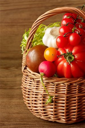 Fresh garden vegetables in a wicker basket on a wooden table. Foto de stock - Super Valor sin royalties y Suscripción, Código: 400-04393805