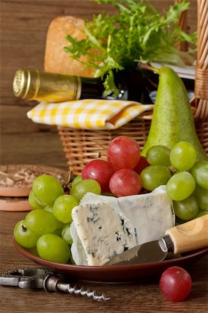 endives cook - Grapes, cheese, pear and bottle of wine. Stock Photo - Budget Royalty-Free & Subscription, Code: 400-04393801
