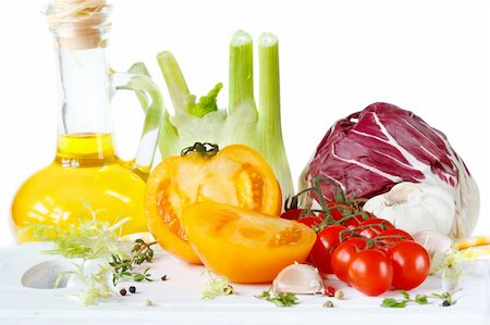 simsearch:400-04393823,k - Fresh garden vegetables for diet on a white wooden board. Stockbilder - Microstock & Abonnement, Bildnummer: 400-04393824