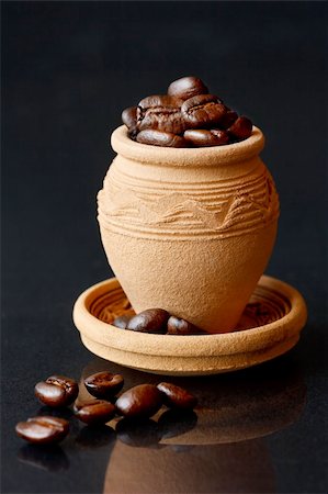 simsearch:400-04016025,k - Roasted coffee beans in a clay pot on a shiny black. Stockbilder - Microstock & Abonnement, Bildnummer: 400-04393822