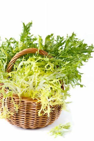 simsearch:400-05115029,k - Curly escarole endive leaves on a wicker basket. Stockbilder - Microstock & Abonnement, Bildnummer: 400-04393830